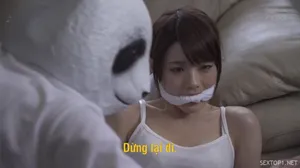 Nữ nhân viên trung tâm hổ trợ xã hội giúp đỡ mấy gã đàn ông tự kỷ