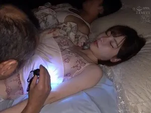 Em thư ký đáng thương bị quản lý bắt vào nhà nghỉ phục vụ đối tác