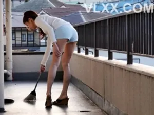 Anh trai vô tình vào phòng em gái và quan hệ tình dục với cả hai chị em