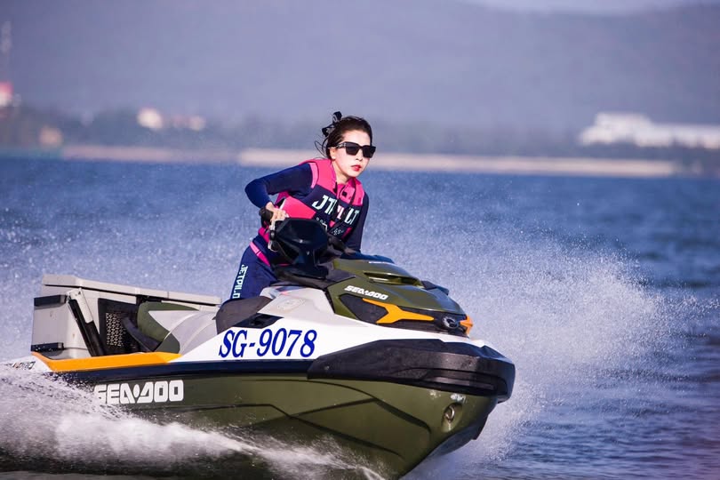 2022.8.3, [Mèo Trộm], mới ra lò, Changsha Wanda Plaza, cô gái trẻ nhét đầy máy rung, ướt