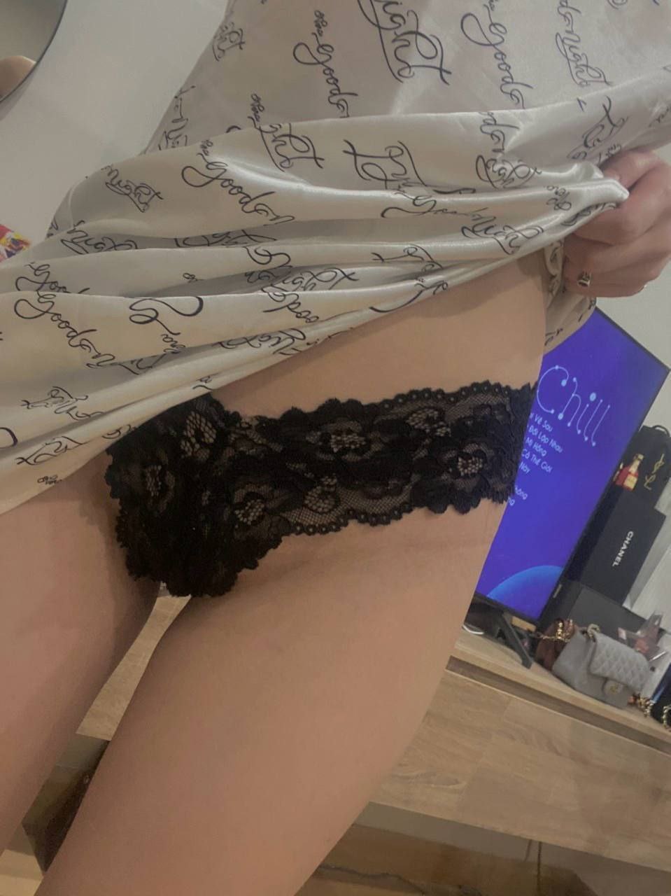 Dùng tiền mua dâm cô bạn gái vú bự đang đón xe buýt